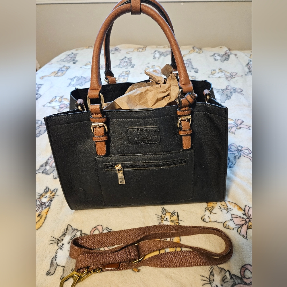 SALE ** BRAND NEW ** LEATHER BASS BLACK PURSE (MEDIUM Sz)